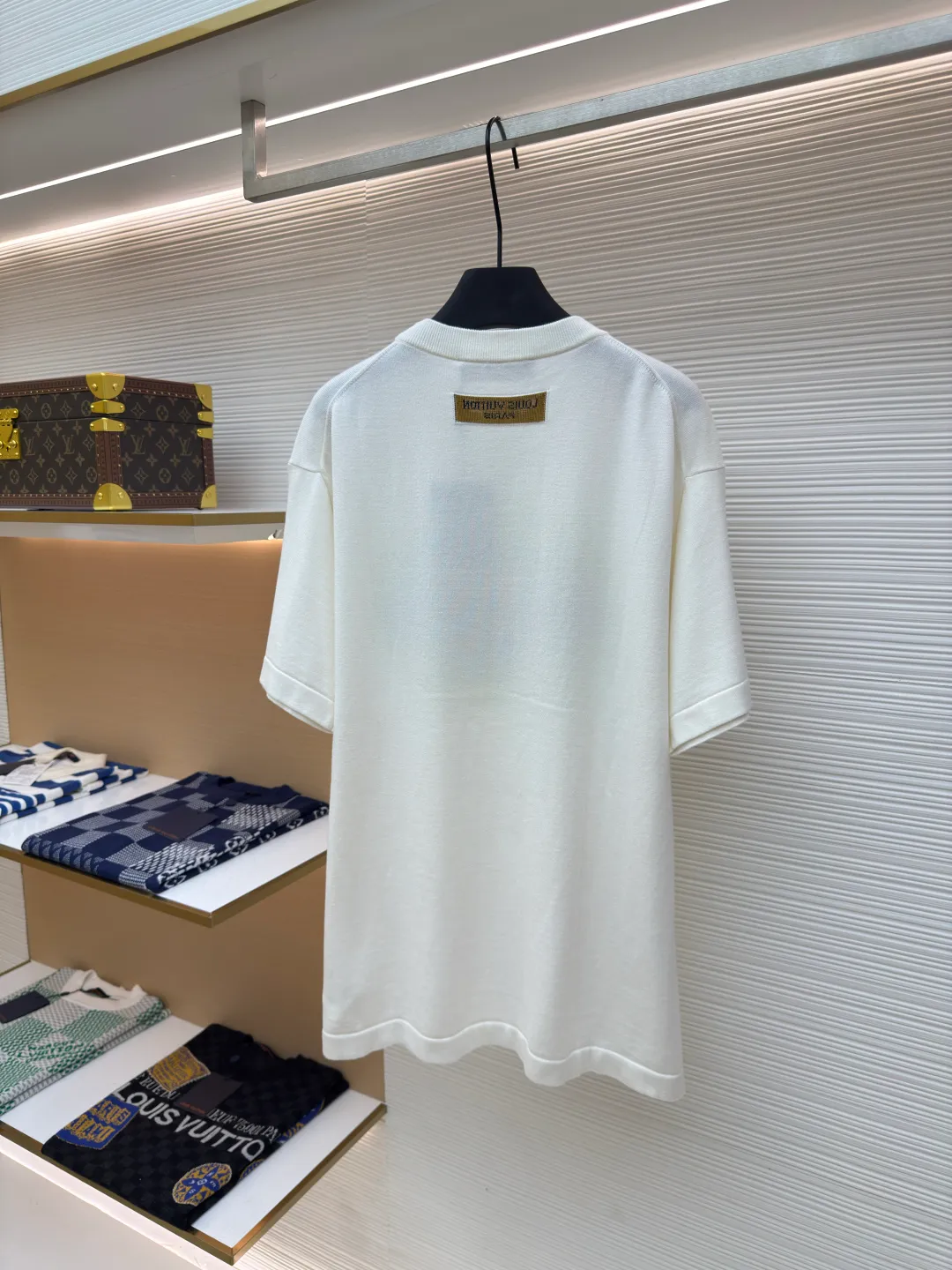 LOUIS VUITTON football flame knitted short sleeves ●Authentic product: purchased and developed at 7850 ●Item number: 1680184-A55 ●Fabric: knitted fabric ●Technology: intarsia production ●Version: fitted version ●Weight: about 350 grams ●Size: The soft cotton fabric is dipped in bright colors, and the flip-effect mulberry silk label is embellished on the back. The combination of rich and diverse patterns and bright colors not only adds to the coolness of the whole piece, but also has some lazy retro flavor. The knitted fabric has good breathability and is super comfortable to wear. The overall workmanship is very complicated, and the embroidery is added with heat-capacitive glue. It needs hot glue to ensure quality. The checkerboard pattern needs to be positioned correctly. Therefore, the speed is relatively slow, and every process of the entire garment is slow and time-consuming.